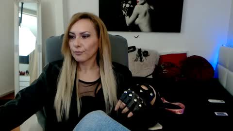 MistressEvelyn  online show from 01-14-25, 05:51