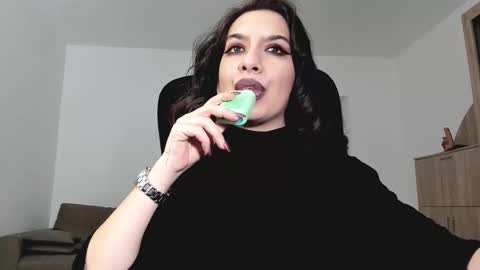 Snapshot of mistressmichelle5 chatting on 12-06-24, 02:38 YourGoddessM online show from 12-06-24, 02:38