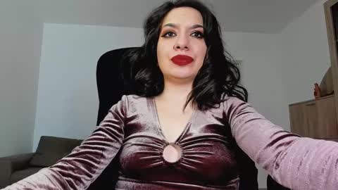 Snapshot of mistressmichelle5 chatting on 01-12-25, 04:00 YourGoddessM online show from 01-12-25, 04:00