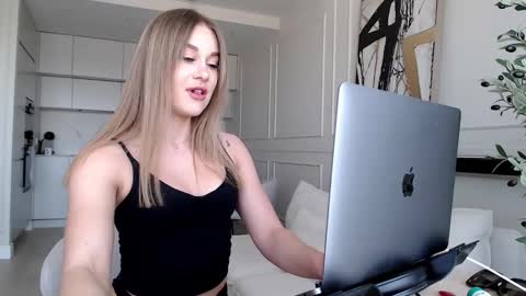 Snapshot of mistressuniverse chatting on 03-09-26, 11:03 mistressuniverse online show from 03-09-26, 11:03