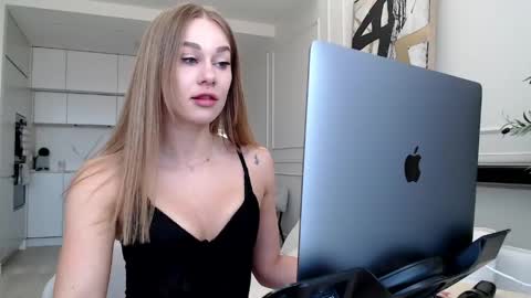 Snapshot of mistressuniverse chatting on 04-10-26, 06:51 mistressuniverse online show from 04-10-26, 06:51