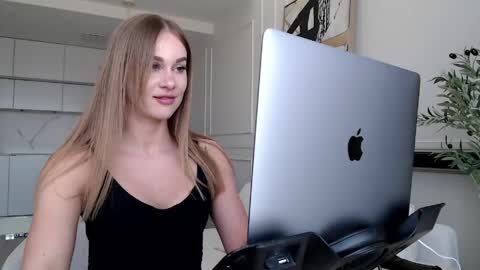 Snapshot of mistressuniverse chatting on 04-13-26, 09:15 mistressuniverse online show from 04-13-26, 09:15