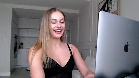 Snapshot of mistressuniverse chatting on 04-14-26, 11:49 mistressuniverse online show from 04-14-26, 11:49