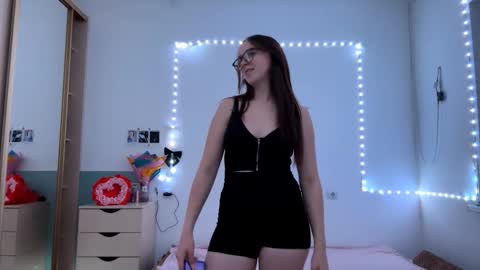 Mia online show from 10-10-25, 03:11