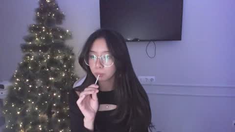 Snapshot of miwa_kasumi chatting on 12-23-24, 05:22 MIa online show from 12-23-24, 05:22