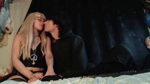 Snapshot of mixipeach chatting on 04-22-26, 02:03 Naomi and Nekorii online show from 04-22-26, 02:03