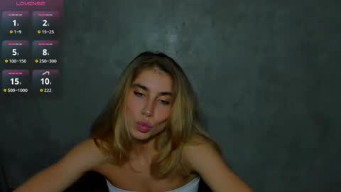 Snapshot of moanamo chatting on 05-10-26, 01:27 Princess Moana online show from 05-10-26, 01:27