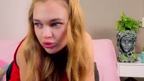 Snapshot of moirawenzinger chatting on 09-18-25, 06:43 Kylie online show from 09-18-25, 06:43