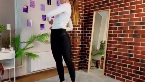 Snapshot of moirawenzinger chatting on 09-22-25, 07:27 Kylie online show from 09-22-25, 07:27