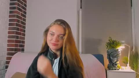 Snapshot of moirawenzinger chatting on 09-29-25, 06:24 Kylie online show from 09-29-25, 06:24