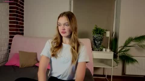 Snapshot of moirawenzinger chatting on 10-26-25, 06:14 Kylie online show from 10-26-25, 06:14