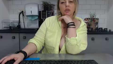 erika online show from 02-06-25, 01:32