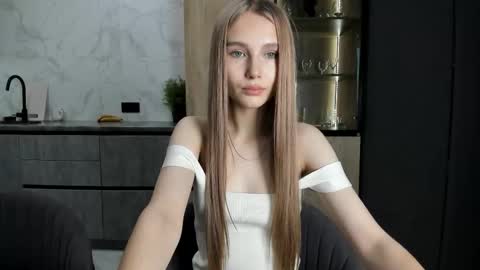 Snapshot of molly_555 chatting on 10-27-25, 02:37 Sima online show from 10-27-25, 02:37