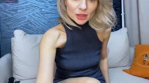 Snapshot of molly_beauti chatting on 02-14-26, 01:41 Molly online show from 02-14-26, 01:41