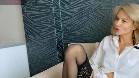 Snapshot of molly_beauti chatting on 02-28-26, 04:57 Molly online show from 02-28-26, 04:57