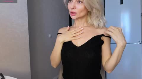 Snapshot of molly_beauti chatting on 04-30-26, 02:51 Molly online show from 04-30-26, 02:51