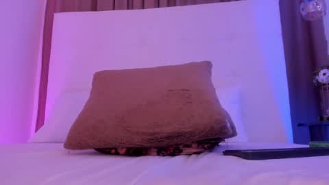 Snapshot of molly_beckers chatting on 10-15-25, 02:50 online show from 10-15-25, 02:50