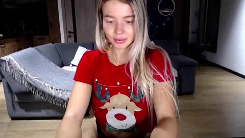 Snapshot of molly_bell chatting on 12-16-25, 12:32 Molly online show from 12-16-25, 12:32