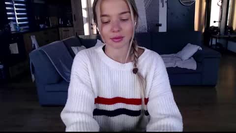 Snapshot of molly_bell chatting on 01-17-26, 01:27 Molly online show from 01-17-26, 01:27