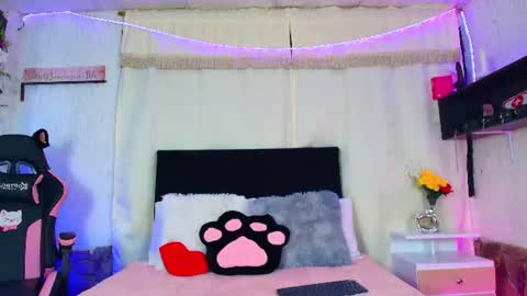 Snapshot of molly_bick chatting on 06-20-26, 11:40 Molly Bick online show from 06-20-26, 11:40