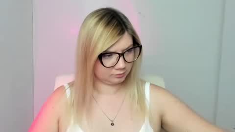 Snapshot of molly_moree chatting on 09-09-25, 11:54 Molly online show from 09-09-25, 11:54