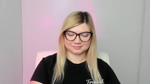 Snapshot of molly_moree chatting on 09-13-25, 11:32 Molly online show from 09-13-25, 11:32