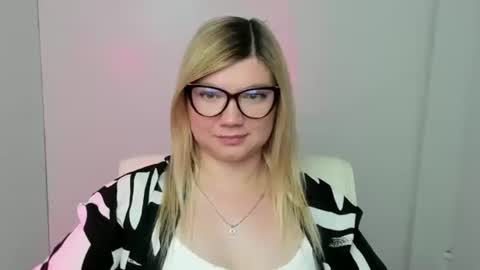 Snapshot of molly_moree chatting on 09-21-25, 11:34 Molly online show from 09-21-25, 11:34