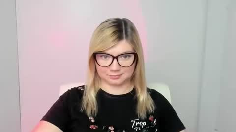 Snapshot of molly_moree chatting on 09-22-25, 11:45 Molly online show from 09-22-25, 11:45