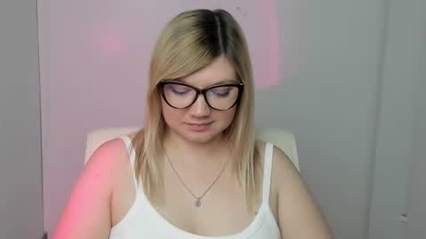 Snapshot of molly_moree chatting on 09-29-25, 11:48 Molly online show from 09-29-25, 11:48