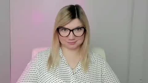 Snapshot of molly_moree chatting on 10-13-25, 11:43 Molly online show from 10-13-25, 11:43