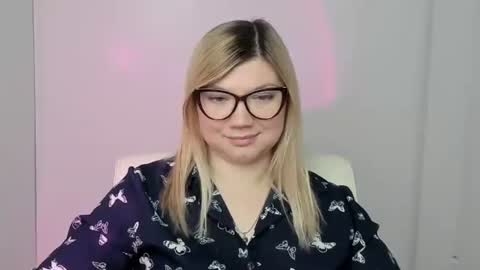 Snapshot of molly_moree chatting on 10-14-25, 05:41 Molly online show from 10-14-25, 05:41