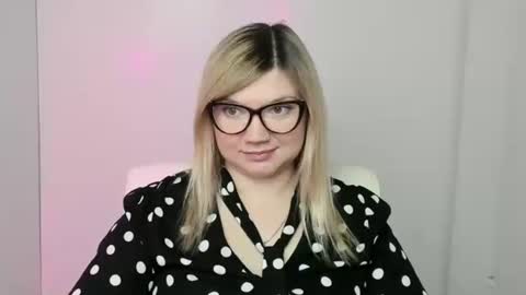 Snapshot of molly_moree chatting on 10-15-25, 12:05 Molly online show from 10-15-25, 12:05