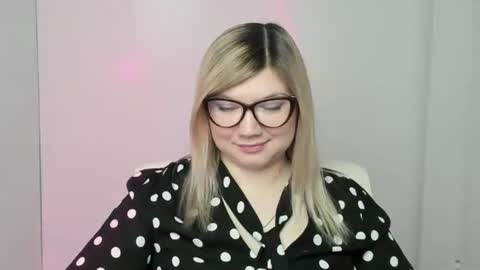 Snapshot of molly_moree chatting on 10-18-25, 11:55 Molly online show from 10-18-25, 11:55