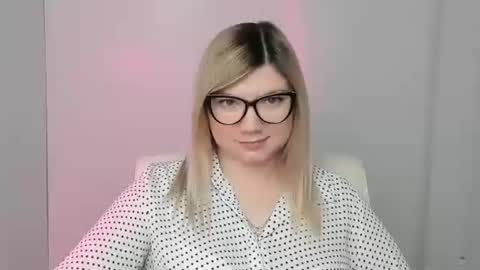 Snapshot of molly_moree chatting on 10-19-25, 11:44 Molly online show from 10-19-25, 11:44