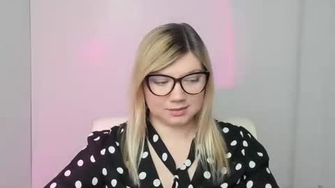 Snapshot of molly_moree chatting on 10-22-25, 12:16 Molly online show from 10-22-25, 12:16