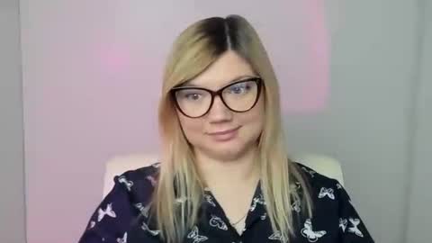 Snapshot of molly_moree chatting on 10-23-25, 06:45 Molly online show from 10-23-25, 06:45