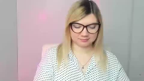 Snapshot of molly_moree chatting on 10-25-25, 06:21 Molly online show from 10-25-25, 06:21