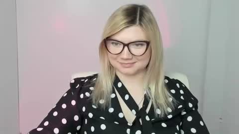 Snapshot of molly_moree chatting on 11-03-25, 01:12 Molly online show from 11-03-25, 01:12