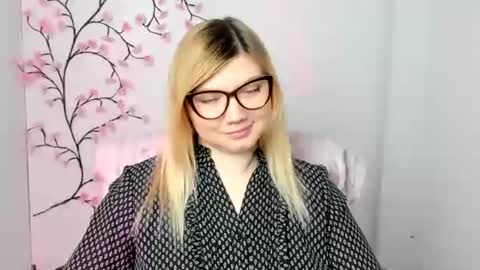 Molly online show from 12-17-25, 12:44