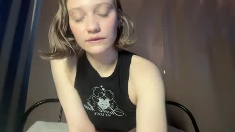 molly_poly online show from 04-25-26, 01:52