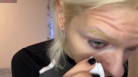 mollychloe online show from 11-22-25, 03:00