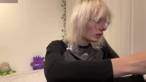 mollychloe online show from 12-16-25, 06:24