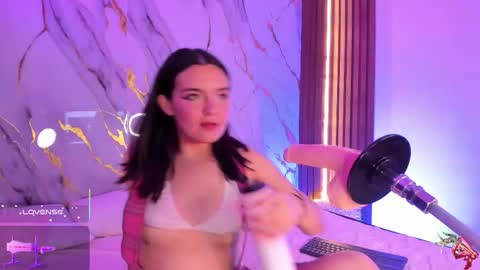 Snapshot of mollylewis18 chatting on 10-21-25, 07:58 New girl Emily Valentina Michelle online show from 10-21-25, 07:58