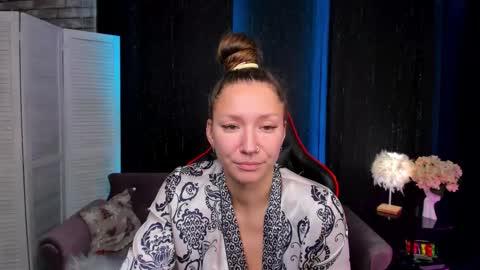 hi im Molly heregreat boobs big heart  warm pussy  online show from 11-11-25, 01:27