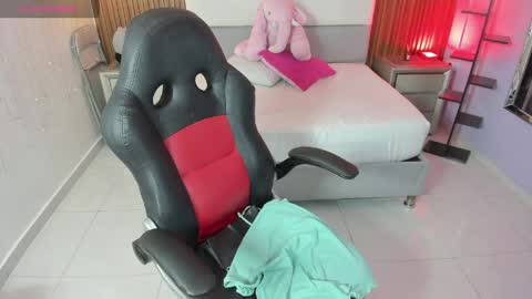 MOLLY online show from 04-17-26, 07:17