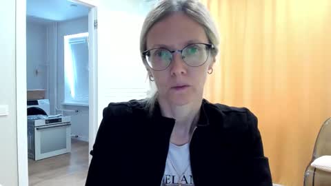 Snapshot of mollystory chatting on 10-12-25, 06:45 AngelMomm online show from 10-12-25, 06:45