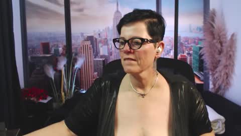 Snapshot of mollysun chatting on 10-20-25, 06:08 MollySun Nina Randmann online show from 10-20-25, 06:08