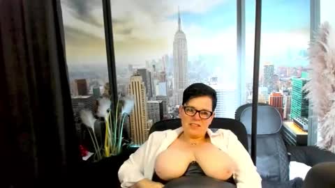 Snapshot of mollysun chatting on 10-28-25, 06:43 MollySun Nina Randmann online show from 10-28-25, 06:43