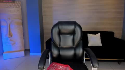 Snapshot of mollysunders_ chatting on 10-25-25, 05:15 Molly Sunders online show from 10-25-25, 05:15