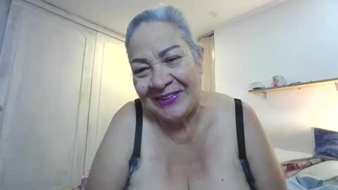 Snapshot of mom_is_wet chatting on 02-25-26, 04:11 nativa online show from 02-25-26, 04:11
